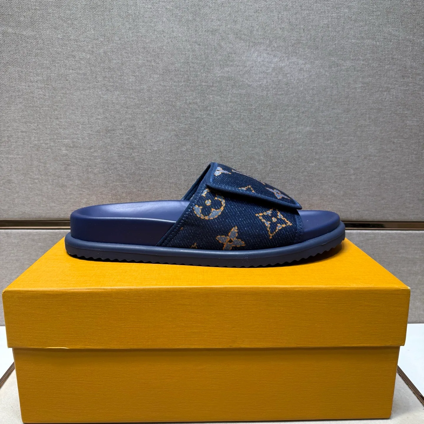 ⬛️Men's shoes 💰p320 [LV～] Men's casual slippers 2025z cabinet sales simultaneously 🔶Size: 38-44 #️⃣ 🔷2 colors🔜The upper is made of multi-material splicing➕Genuine leather lining, comfortable and breathable, sole: original comfortable and wear-resistant outsole, ⚠️Real shot📱Photographed🎬The real thing is better📢📢📢